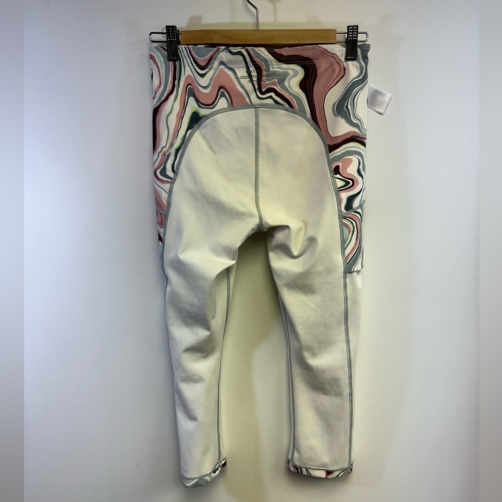ATHLETA, Ultimate Stash Pocket Printed Capri, Marble Swirl, Size Medium - Picture 5 of 11
